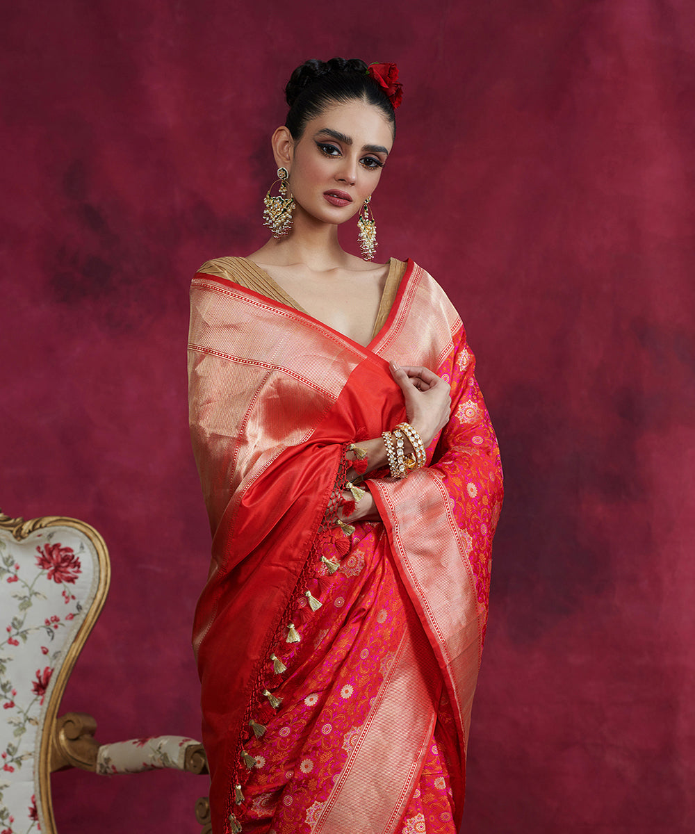 Handloom_Red_And_Pink_Pure_Katan_Silk_Banarasi_Tanchoi_Saree_With_Zari_Booti_WeaverStory_01