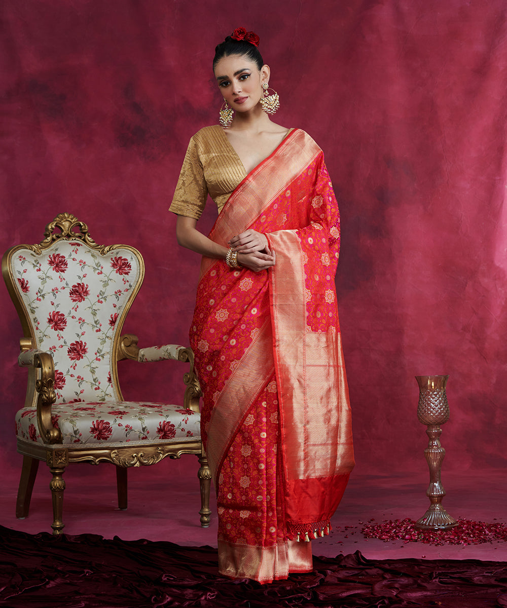 Handloom_Red_And_Pink_Pure_Katan_Silk_Banarasi_Tanchoi_Saree_With_Zari_Booti_WeaverStory_02