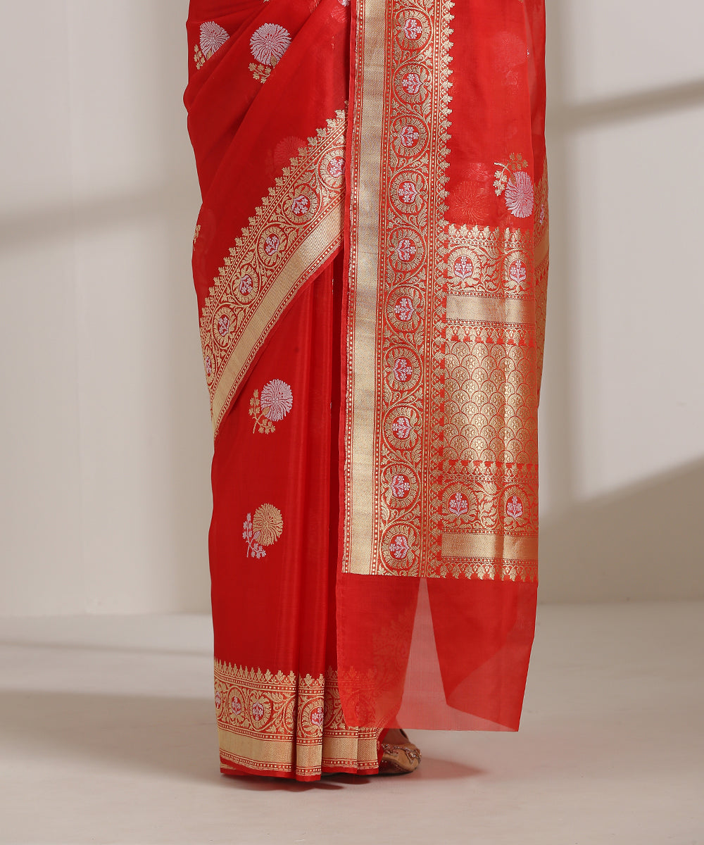 Handloom_Red_Kora_Silk_Banarasi_Saree_With_Floral_Kadhwa_Booti_WeaverStory_04