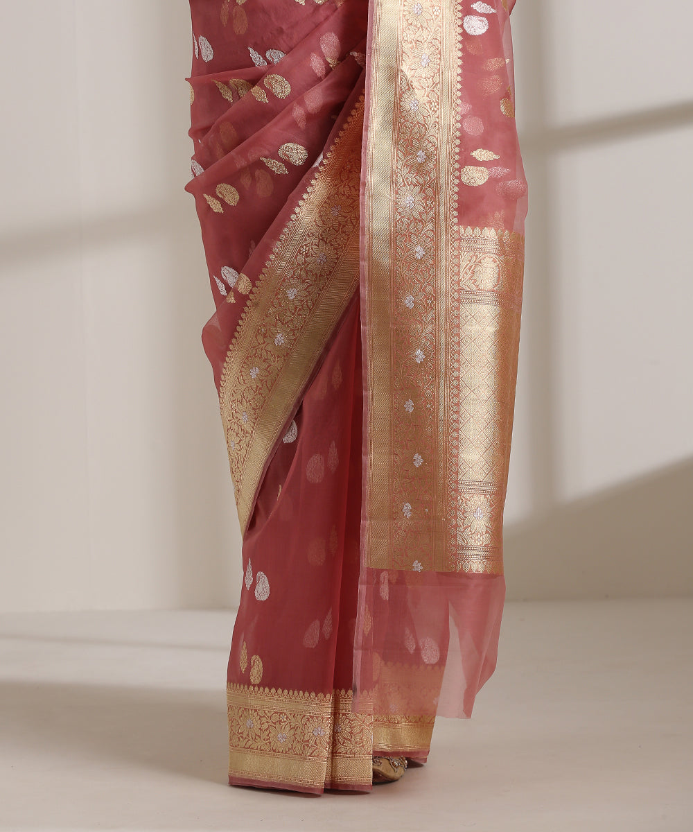 Old_Rose_Handloom_Kora_Silk_Banarasi_Saree_With_Kadhwa_Booti_And_Zari_Pallu_WeaverStory_04