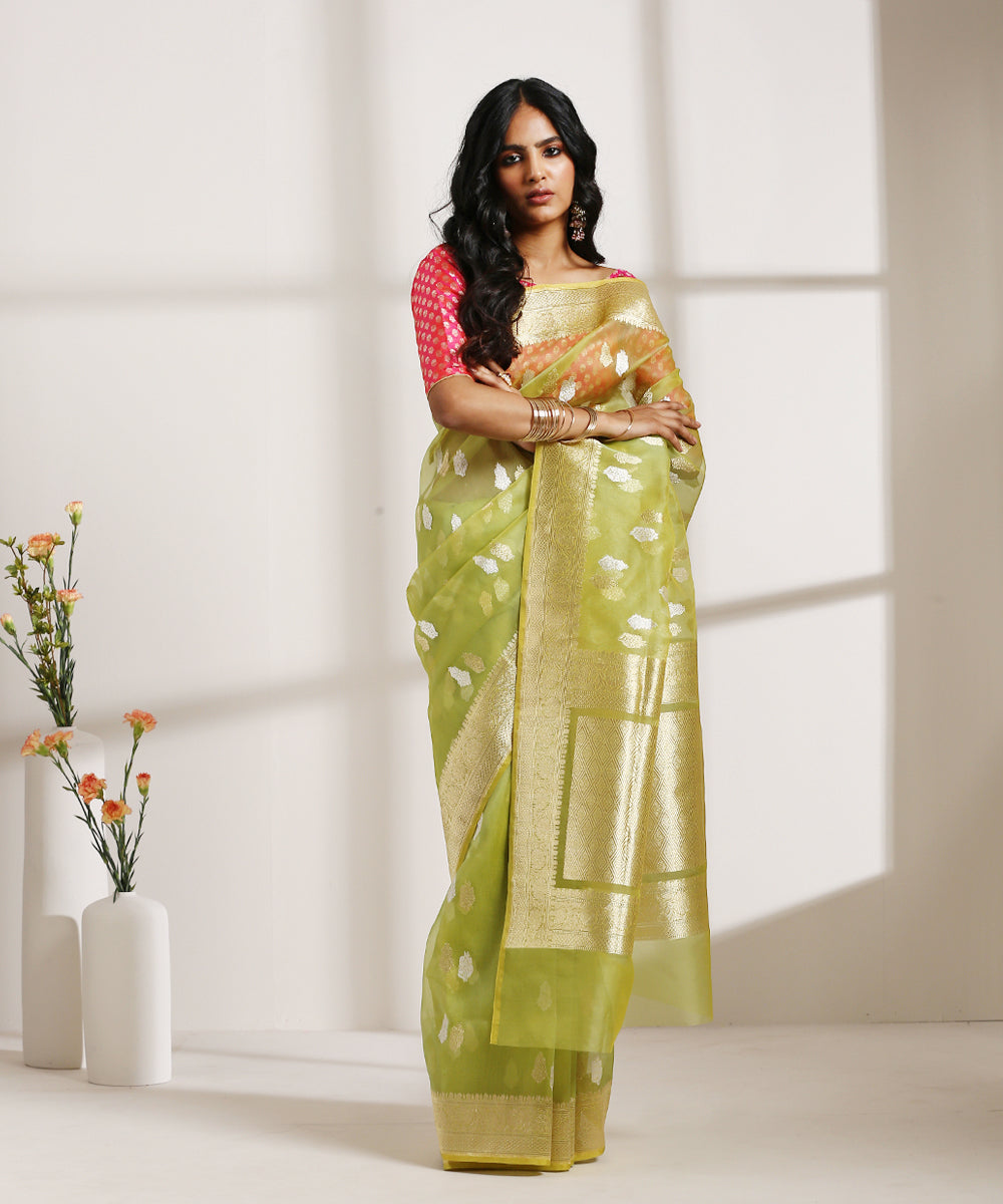Handloom_Fresh_Green_Kora_Silk_Banarasi_Saree_With_Kadhwa_Booti_And_Zari_Border_WeaverStory_02