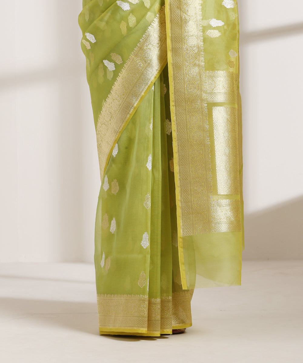 Handloom_Fresh_Green_Kora_Silk_Banarasi_Saree_With_Kadhwa_Booti_And_Zari_Border_WeaverStory_04
