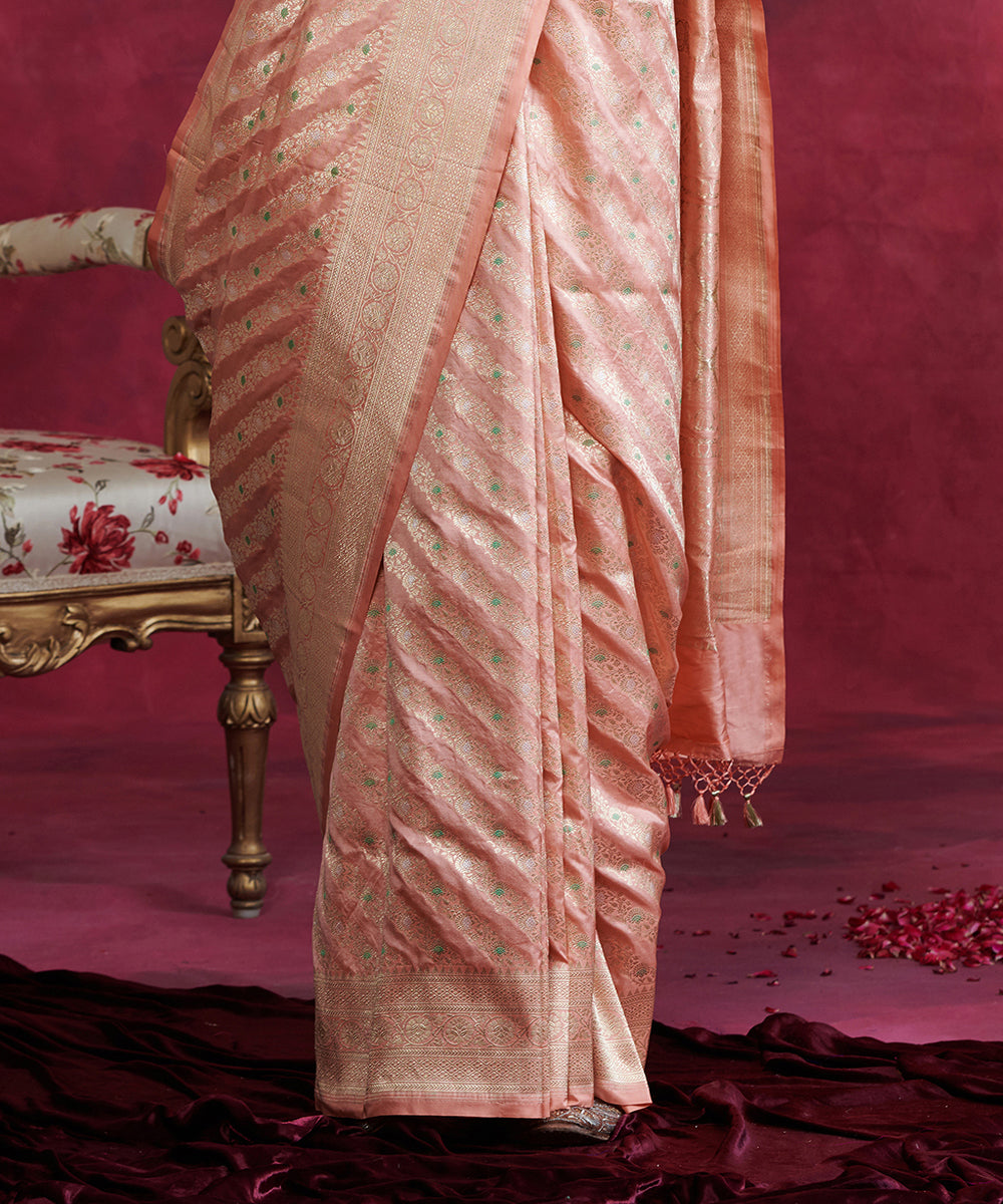 Light_Peach_Handloom_Pure_Katan_Silk_Banarasi_Jangla_Saree_With_Green_Meenakari_WeaverStory_04