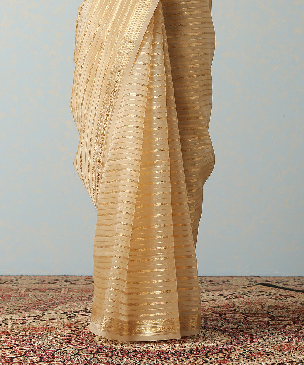 Handloom_Offwhite_Kora_Silk_Banarasi_Saree_With_Horizontal_Stripes_WeaverStory_04