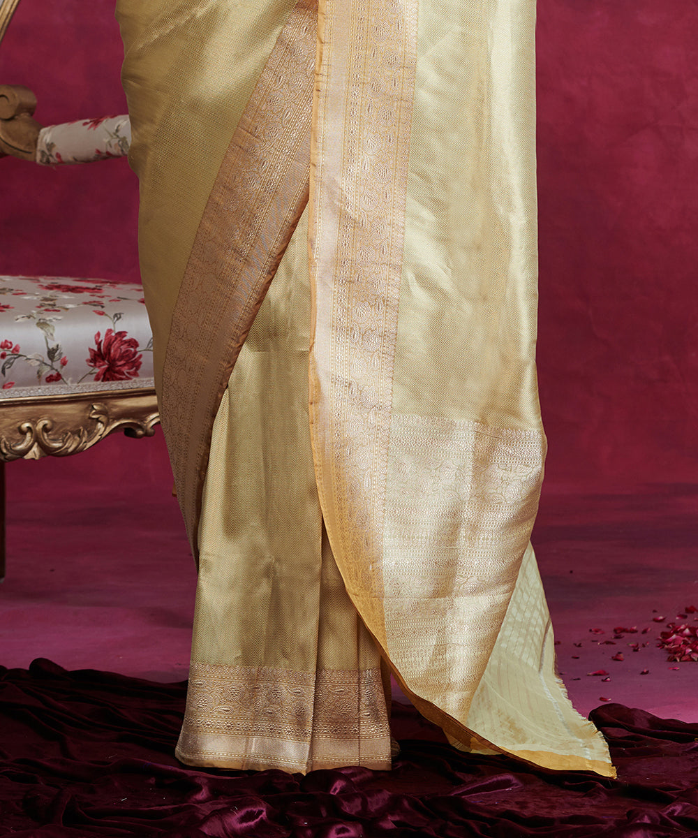 Gold_And_Mustard_Handloom_Kimkhab_Pure_Katan_Silk_Banarasi_Saree_With_Mustard_Border_WeaverStory_04