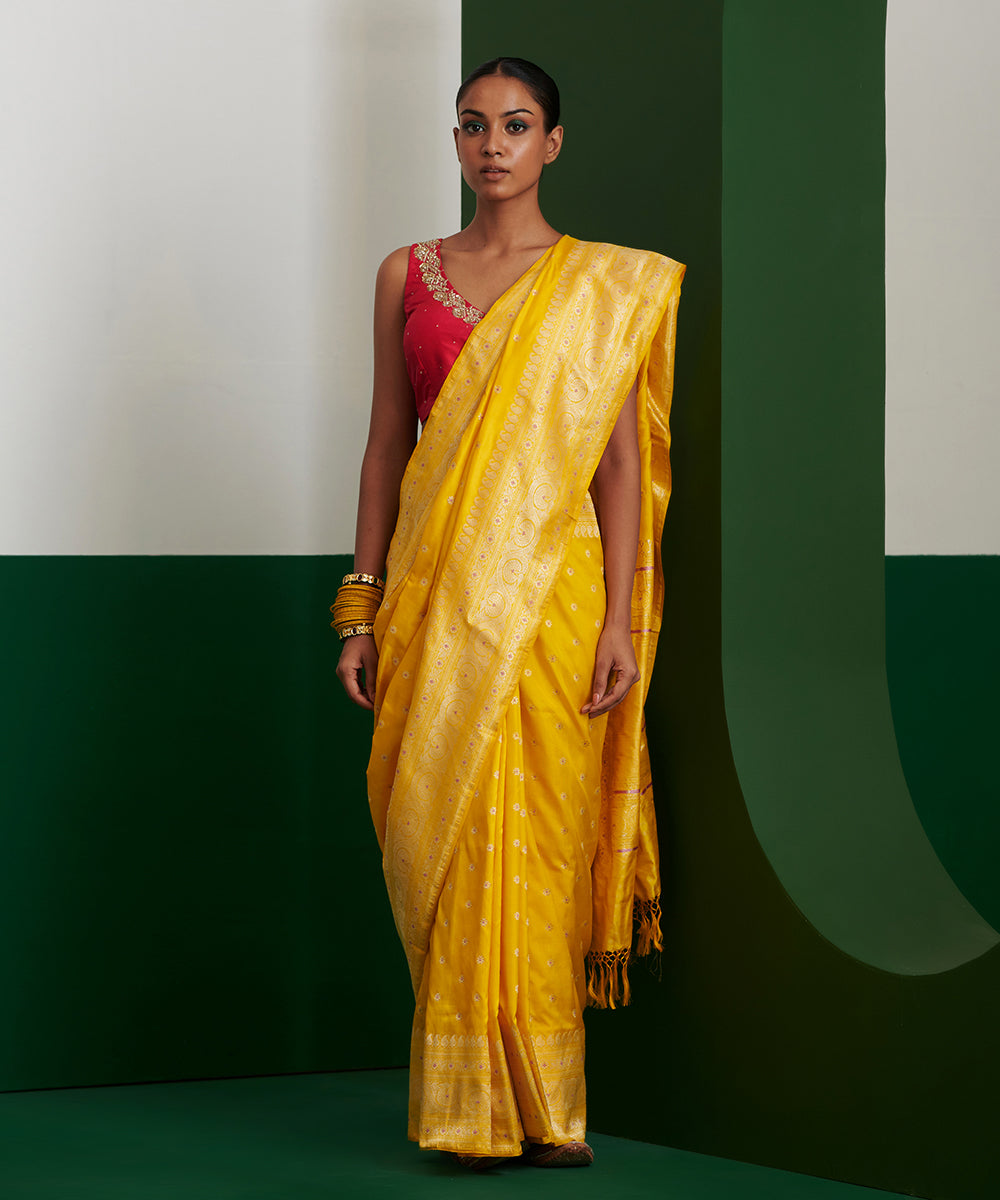 Handloom_Yellow_Pure_Katan_Silk_Banarasi_Saree_With_Broad_Kadhwa_Border_And_Meenakari_Booti_WeaverStory_02