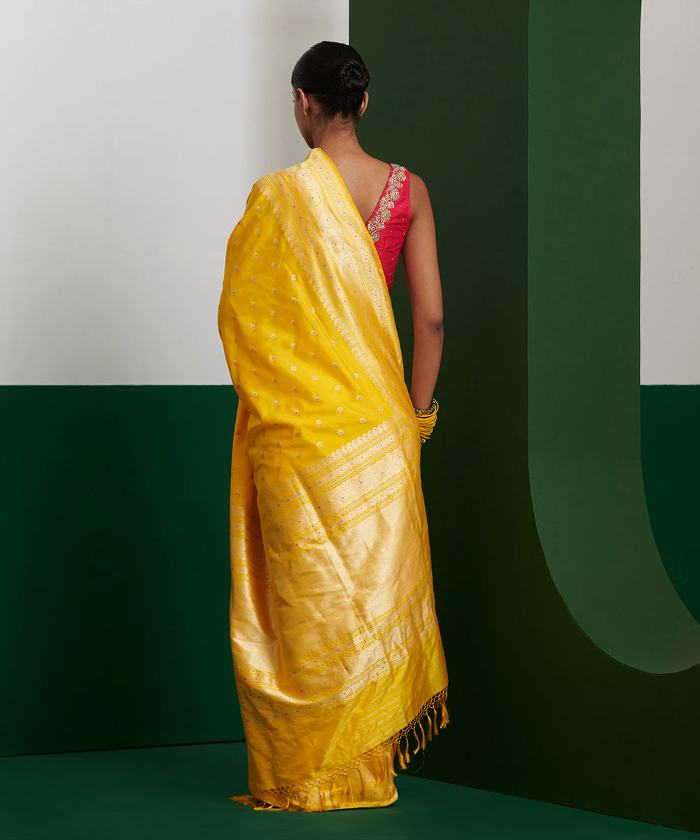 Handloom_Yellow_Pure_Katan_Silk_Banarasi_Saree_With_Broad_Kadhwa_Border_And_Meenakari_Booti_WeaverStory_03