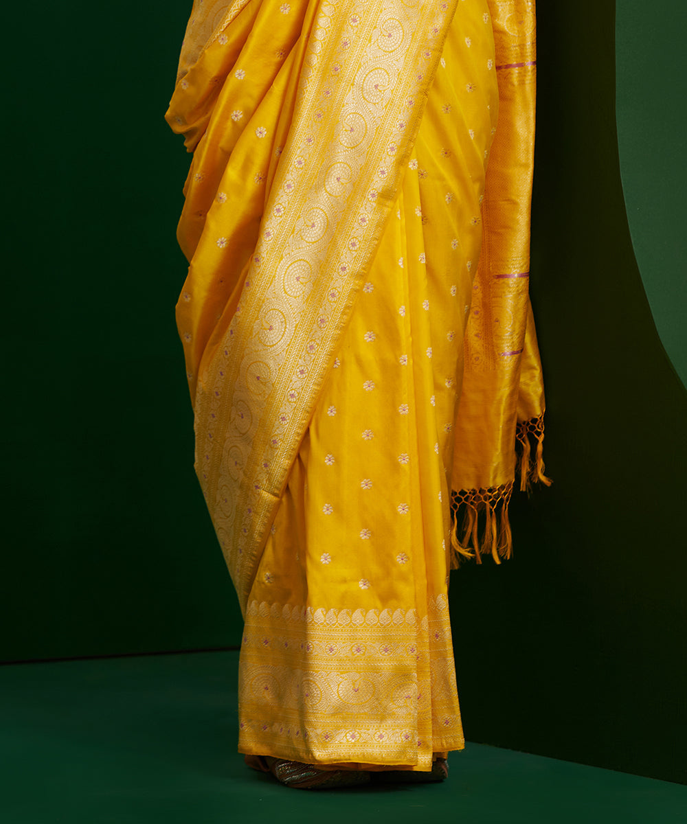 Handloom_Yellow_Pure_Katan_Silk_Banarasi_Saree_With_Broad_Kadhwa_Border_And_Meenakari_Booti_WeaverStory_04
