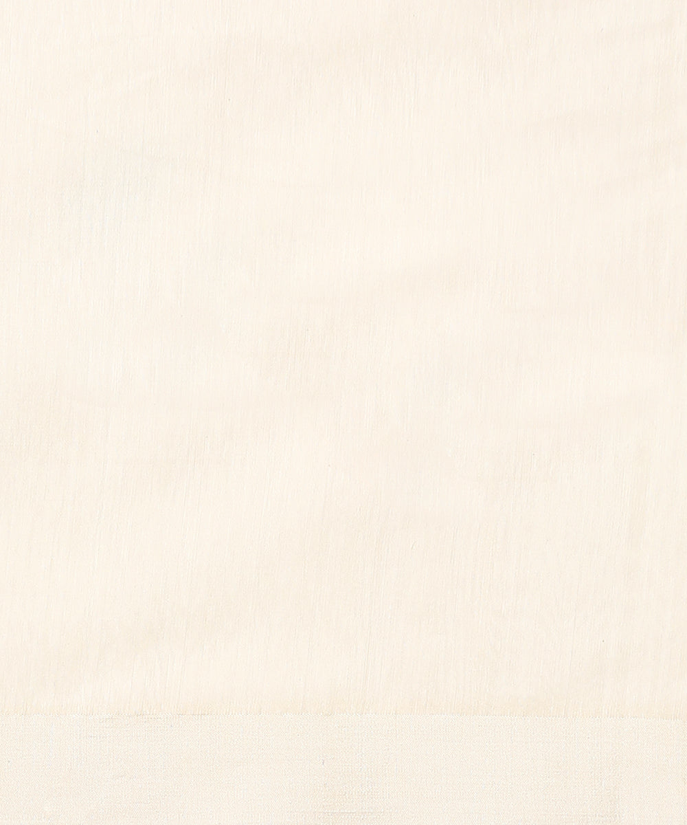 White_And_Gold_Handloom_Cotton_Silk_Chanderi_Saree_With_Floral_Booti_WeaverStory_05