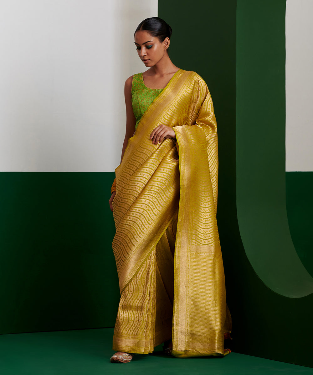 Green_Handloom_Pure_Katan_Silk_Banarasi_Brocade_Saree_With_Wave_Design_WeaverStory_02