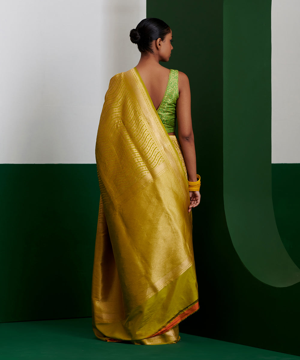 Green_Handloom_Pure_Katan_Silk_Banarasi_Brocade_Saree_With_Wave_Design_WeaverStory_03