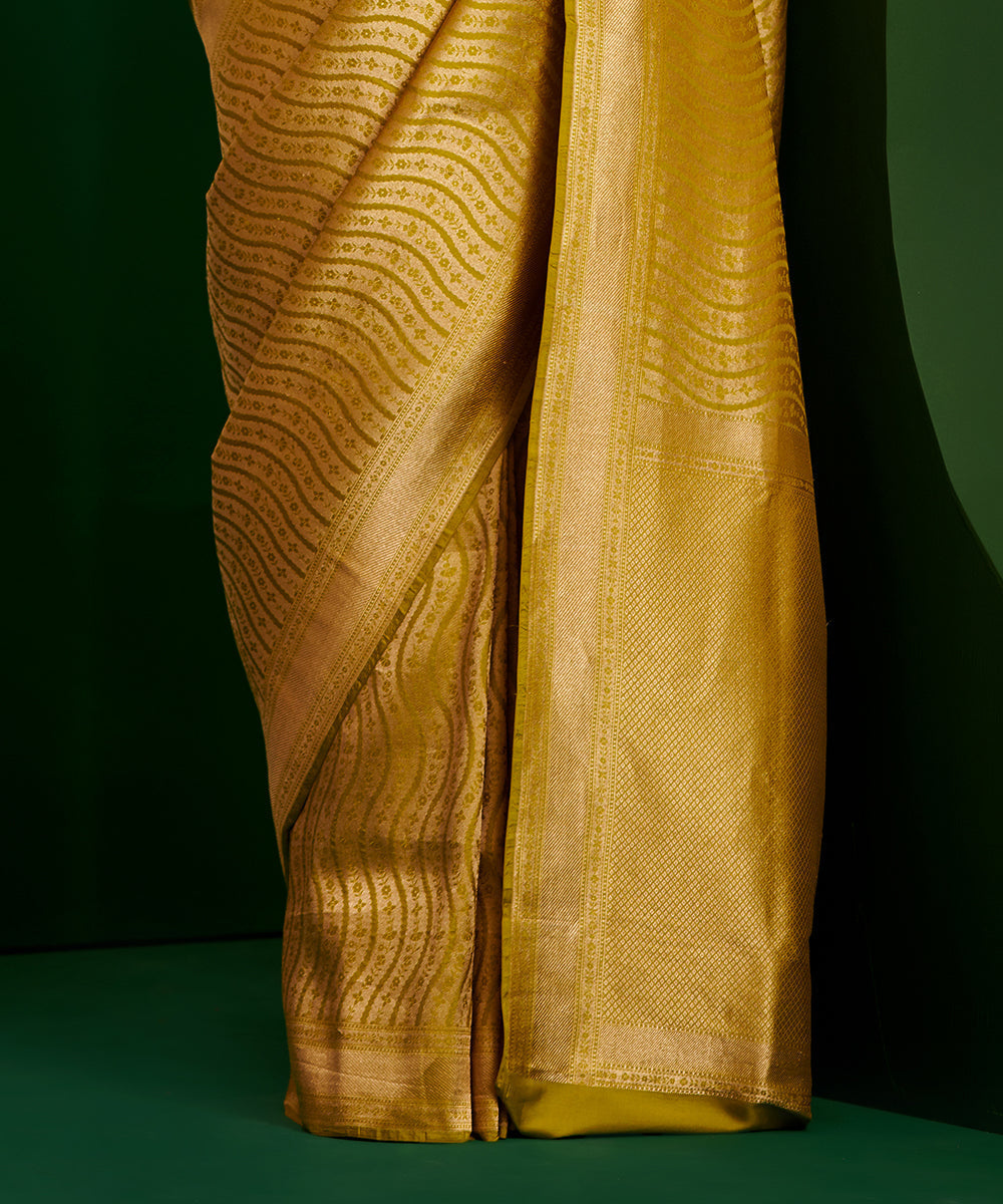 Green_Handloom_Pure_Katan_Silk_Banarasi_Brocade_Saree_With_Wave_Design_WeaverStory_04