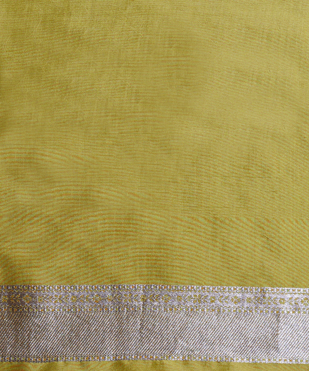 Green_Handloom_Pure_Katan_Silk_Banarasi_Brocade_Saree_With_Wave_Design_WeaverStory_05