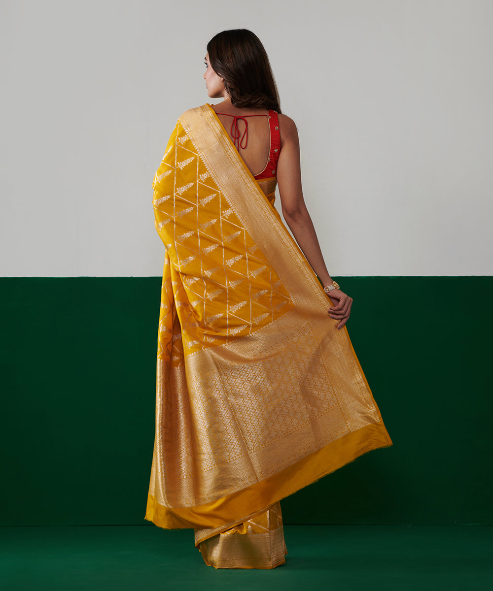 Handloom_Mustard_Yellow_Pure_Katan_Silk_Banarasi_Saree_With_All_Over_Zari_Booti_WeaverStory_03