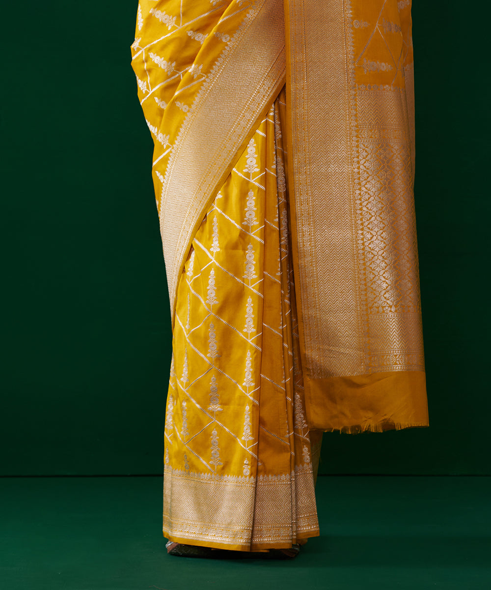 Handloom_Mustard_Yellow_Pure_Katan_Silk_Banarasi_Saree_With_All_Over_Zari_Booti_WeaverStory_04