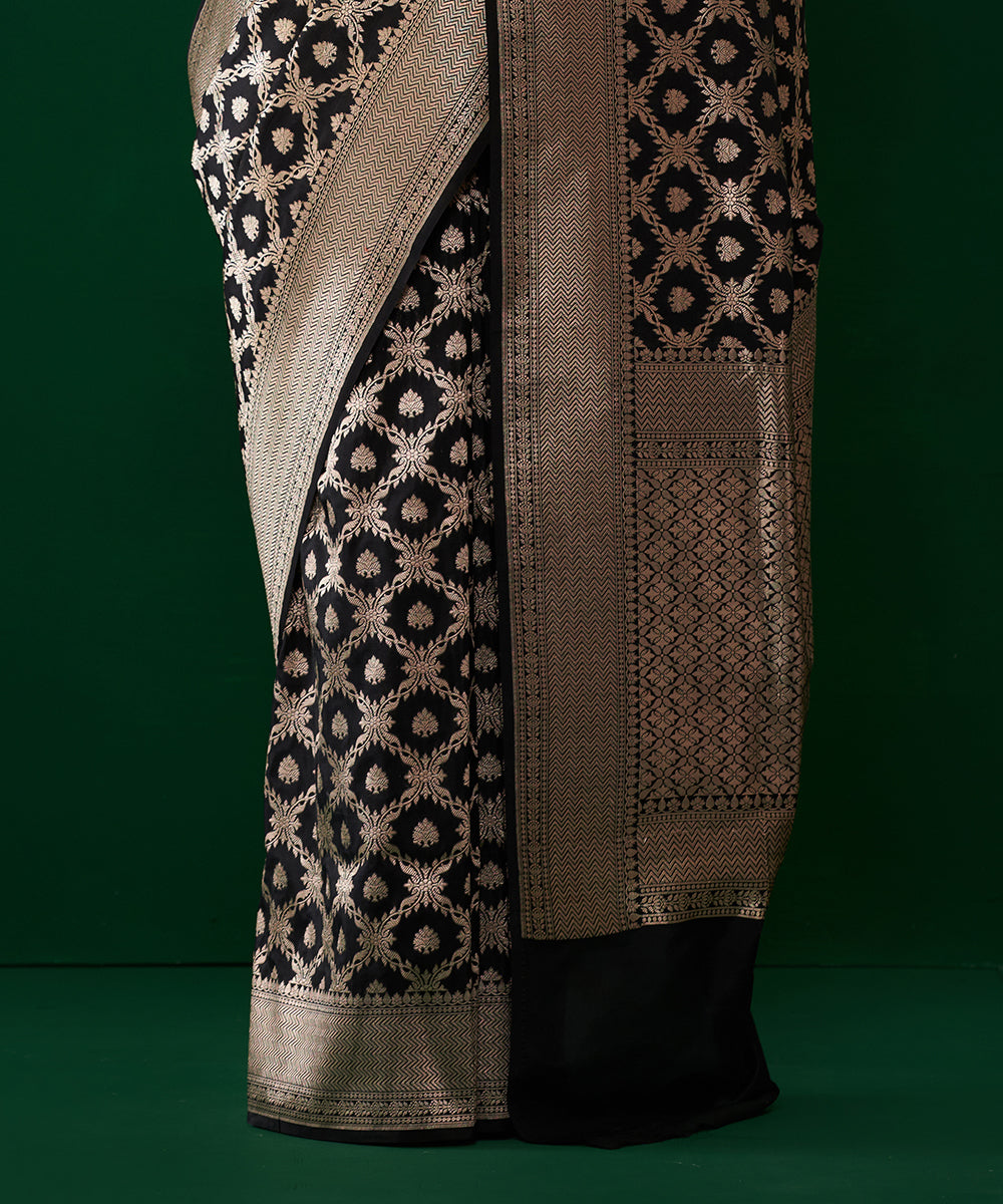 Handloom_Black_Pure_Katan_Silk_Banarasi_Saree_With_Champagne_Zari_Jaal_WeaverStory_04