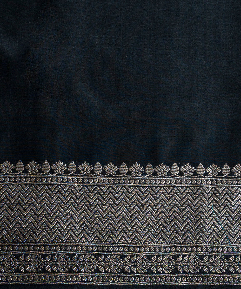 Handloom_Black_Pure_Katan_Silk_Banarasi_Saree_With_Champagne_Zari_Jaal_WeaverStory_05