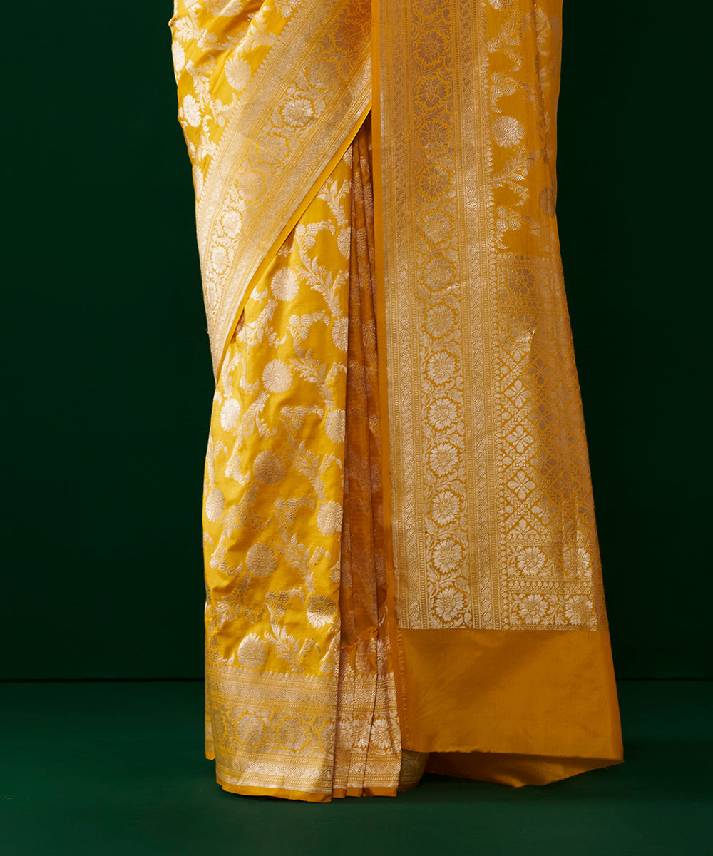 Yellow_Handloom_Pure_Katan_Silk_Banarasi_Jangla_Saree_With_Champagne_Zari_Jaal_WeaverStory_04