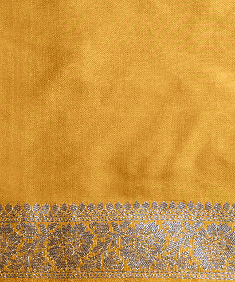 Yellow_Handloom_Pure_Katan_Silk_Banarasi_Jangla_Saree_With_Champagne_Zari_Jaal_WeaverStory_05
