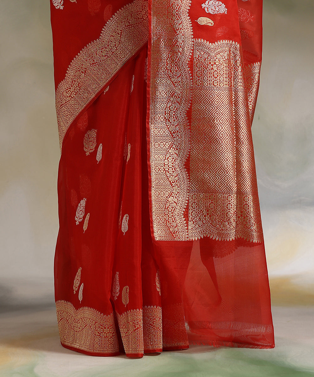 Handloom_Tomato_Red_Pure_Kora_Silk_Banarasi_Saree_With_Sona_Rupa_Booti_WeaverStory_04