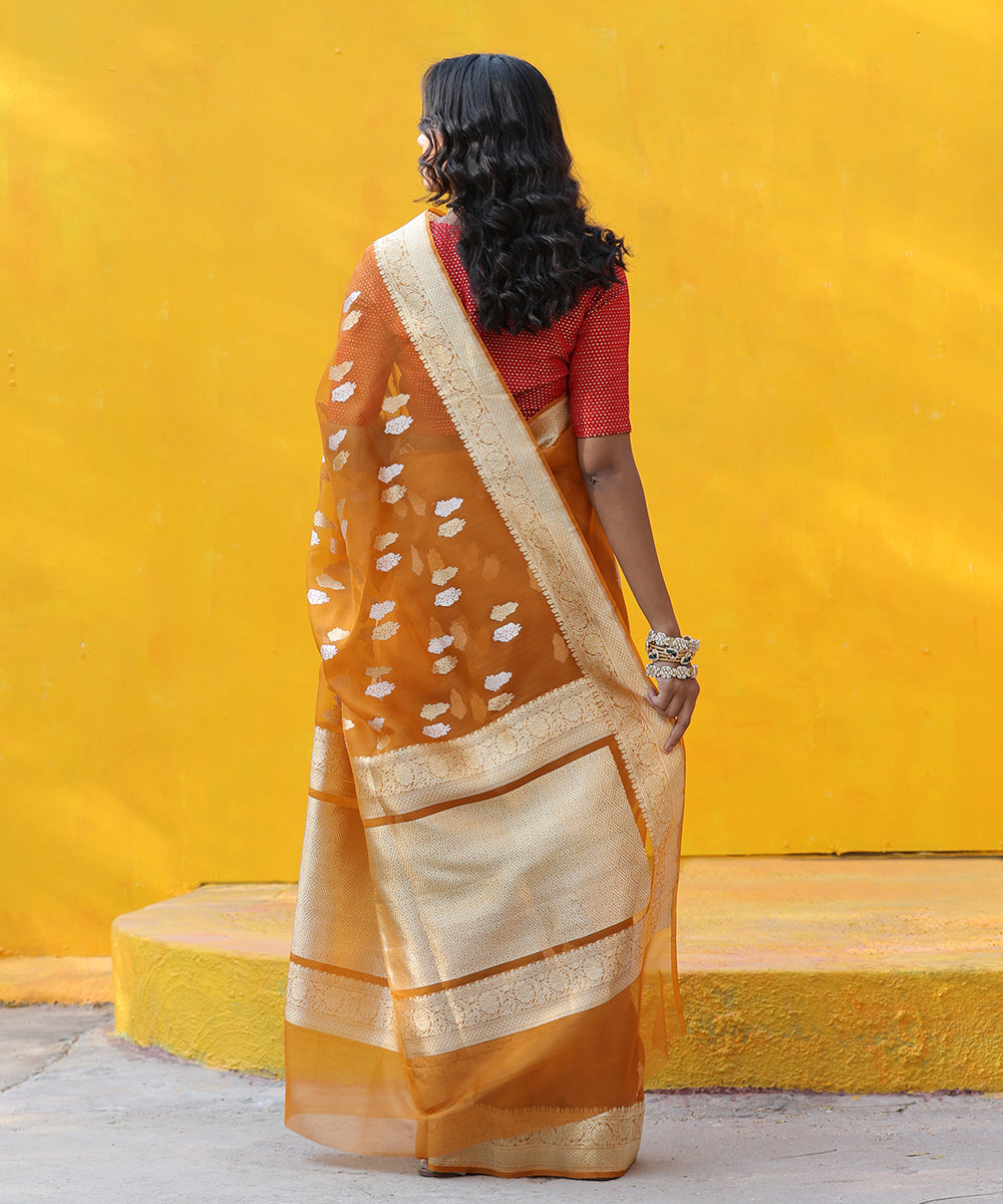 Handloom_Ochre_Yellow_Pure_Kora_Silk_Banarasi_Saree_With_Sona_Rupa_Zari_Booti_WeaverStory_03
