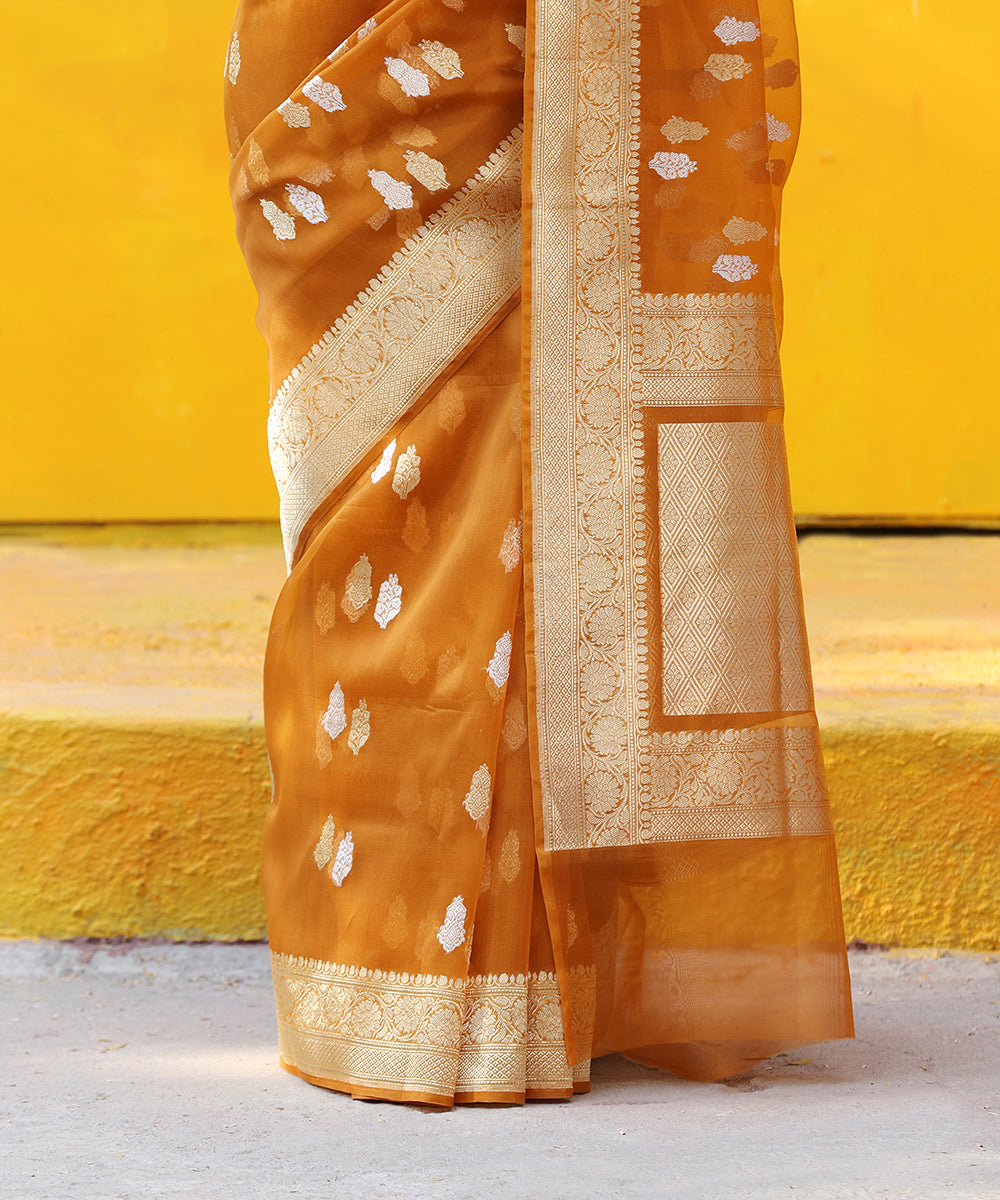 Handloom_Ochre_Yellow_Pure_Kora_Silk_Banarasi_Saree_With_Sona_Rupa_Zari_Booti_WeaverStory_04