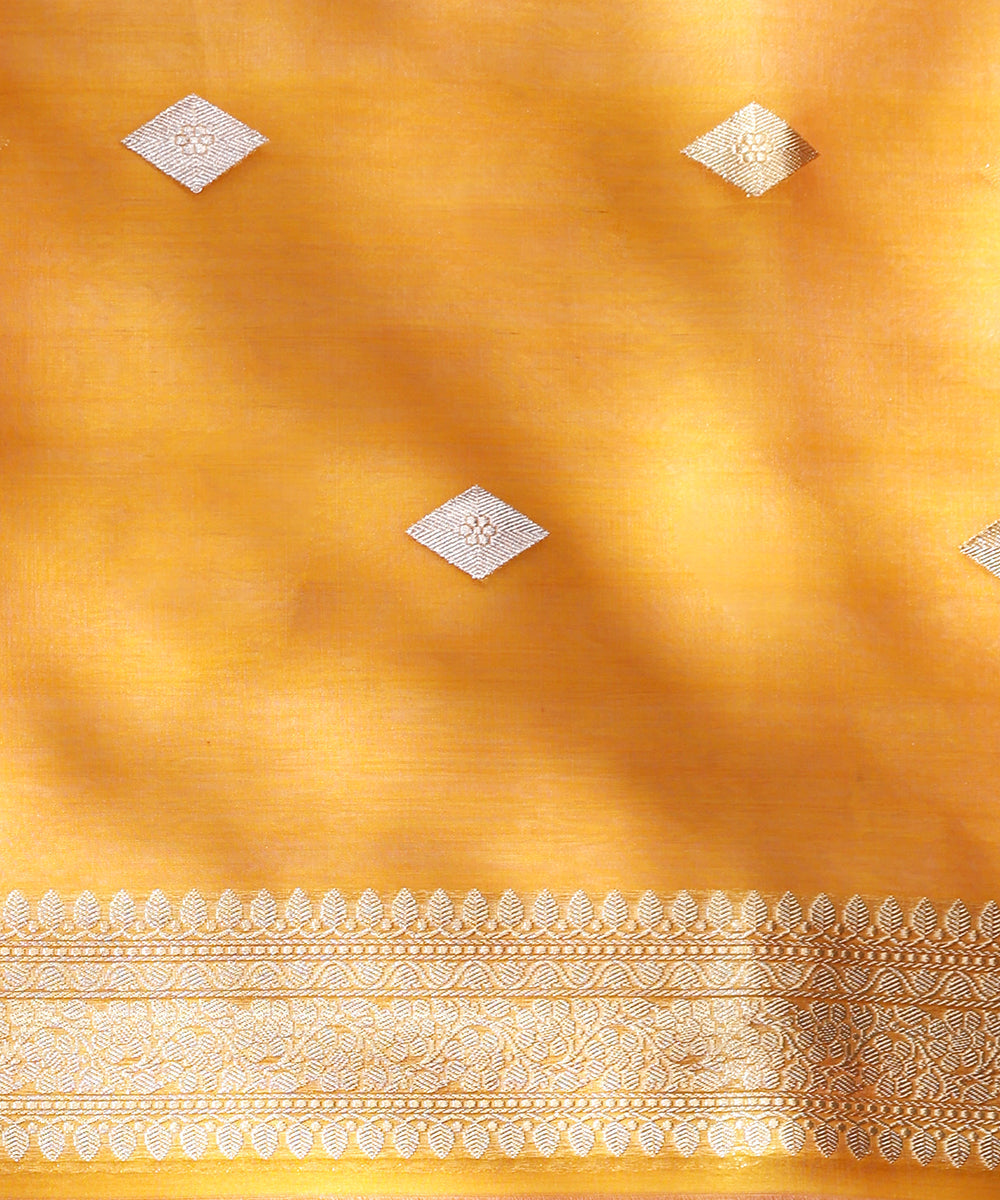 Yellow_Handloom_Pure_Kora_Silk_Banarasi_Saree_With_Sona_Rupa_Zari_Booti_WeaverStory_05