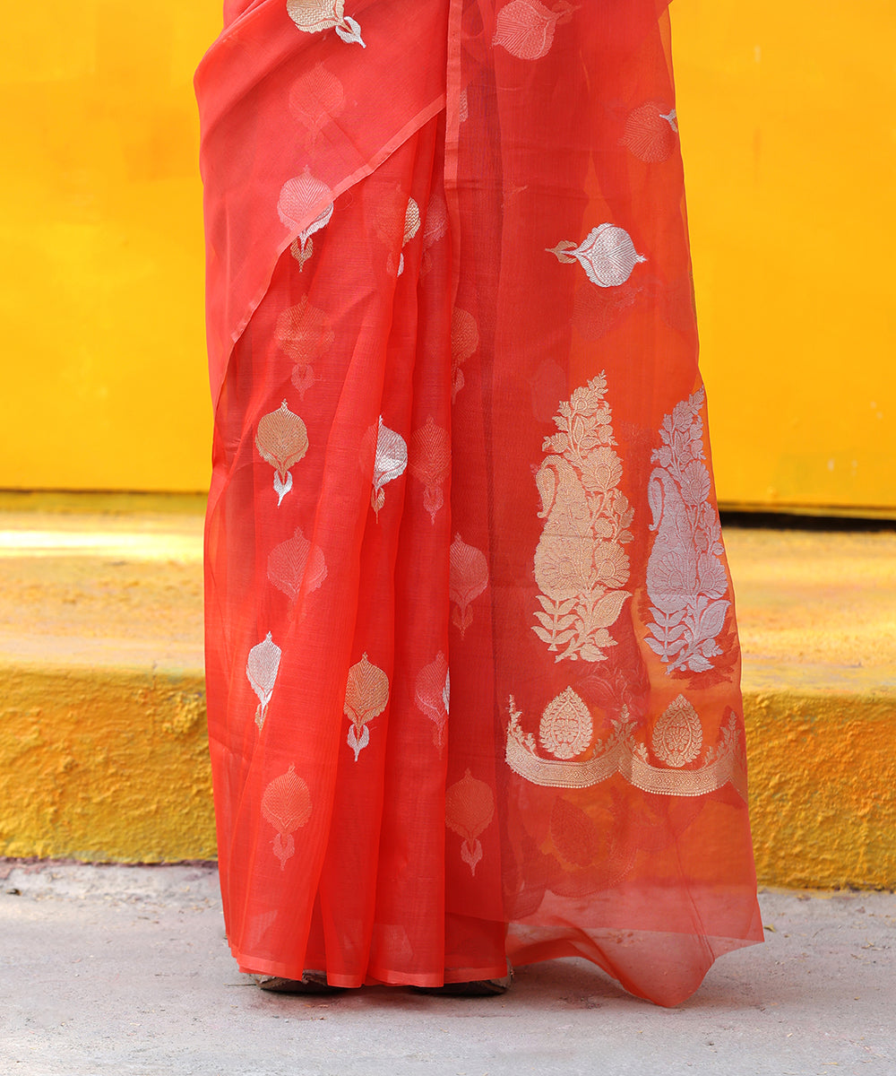 Handloom_Rust_Pure_Pure_Kora_Silk_Banarasi_Saree_With_Zari_Motifs_WeaverStory_04