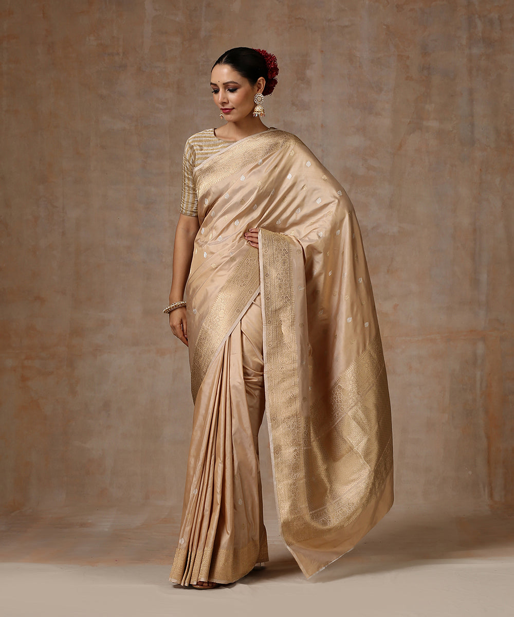 Handloom_Beige_Pure_Katan_Silk_Banarasi_Saree_With_Kadhwa_Booti_WeaverStory_02
