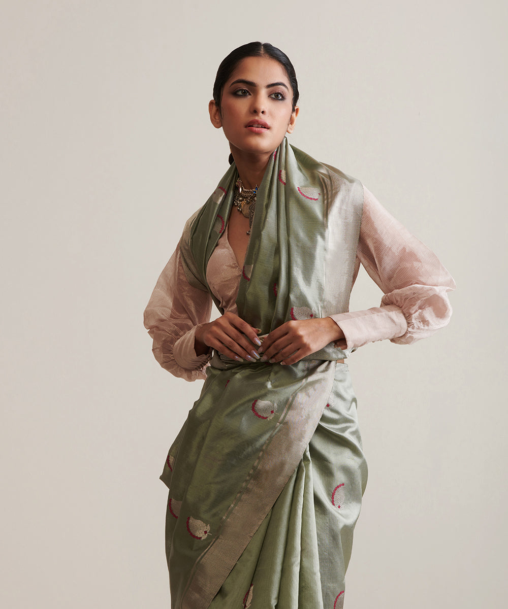 Grey_Handloom_Pure_Chanderi_Silk_Saree_With_Kairi_Booti_Woven_In_Silver_Zari_WeaverStory_01