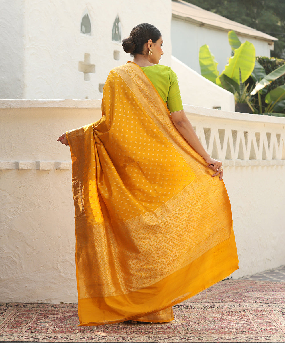 Mustard_Handloom_Pure_Katan_Silk_Banarasi_Saree_With_Booti_WeaverStory_03