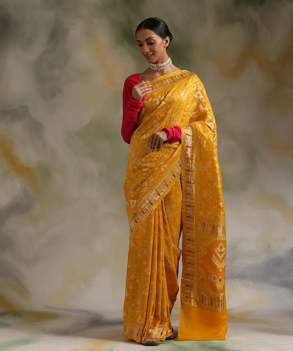 Handloom_Yellow_Pure_Georgette_Banarasi_Saree_With_Sky_Blue_Meenakari_WeaverStory_02