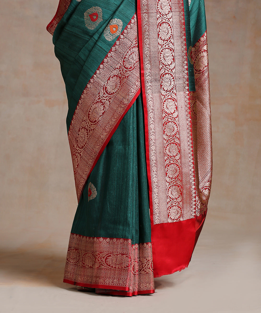 Teal_Handloom_Tussar_Silk_Banarasi_Saree_With_Red_Border_Saree_And_Kadhwa_Booti_WeaverStory_04