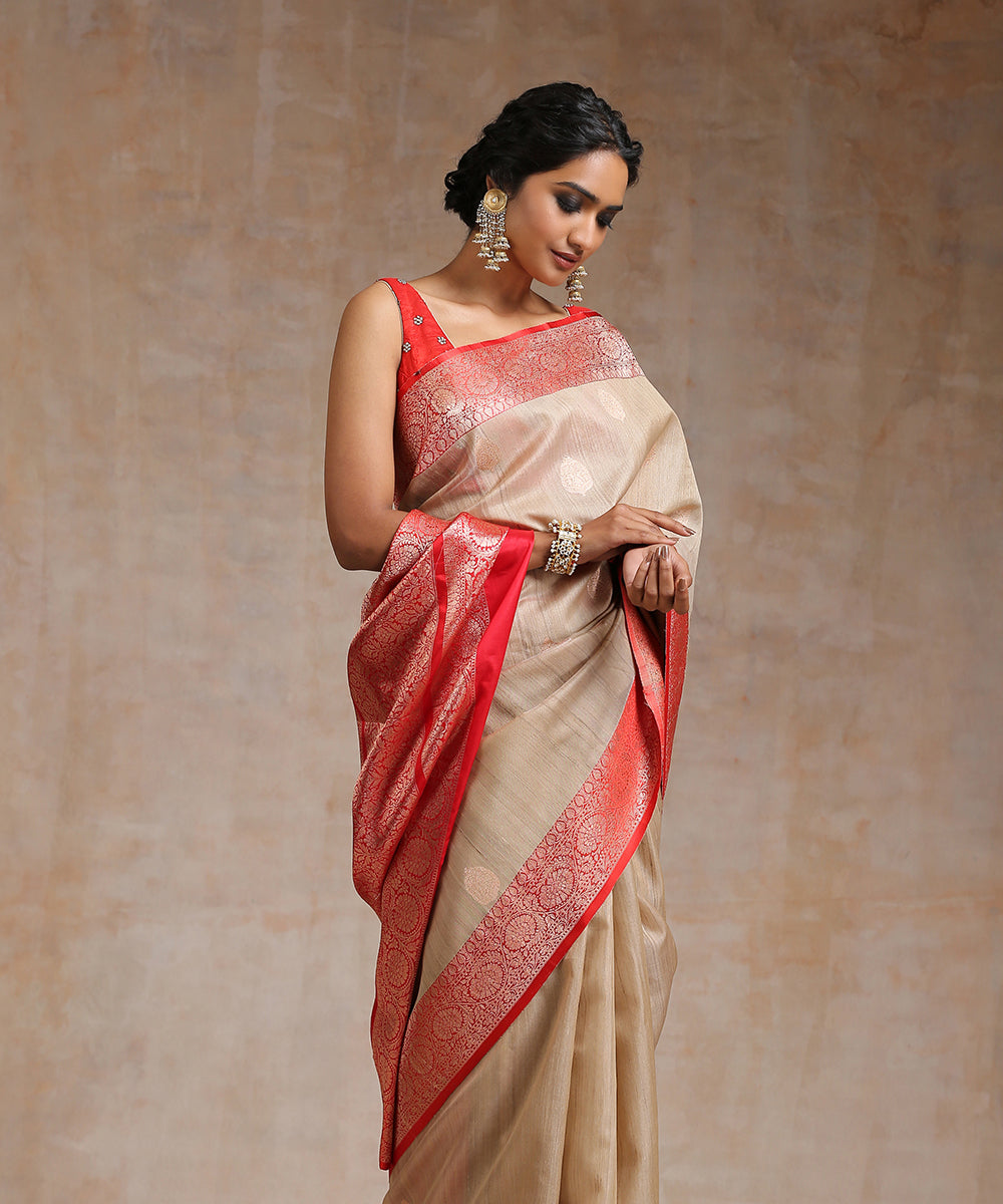 Handloom_Beige_Tussar_Silk_Banarasi_Saree_With_Kadhwa_Big_Booti_WeaverStory_01