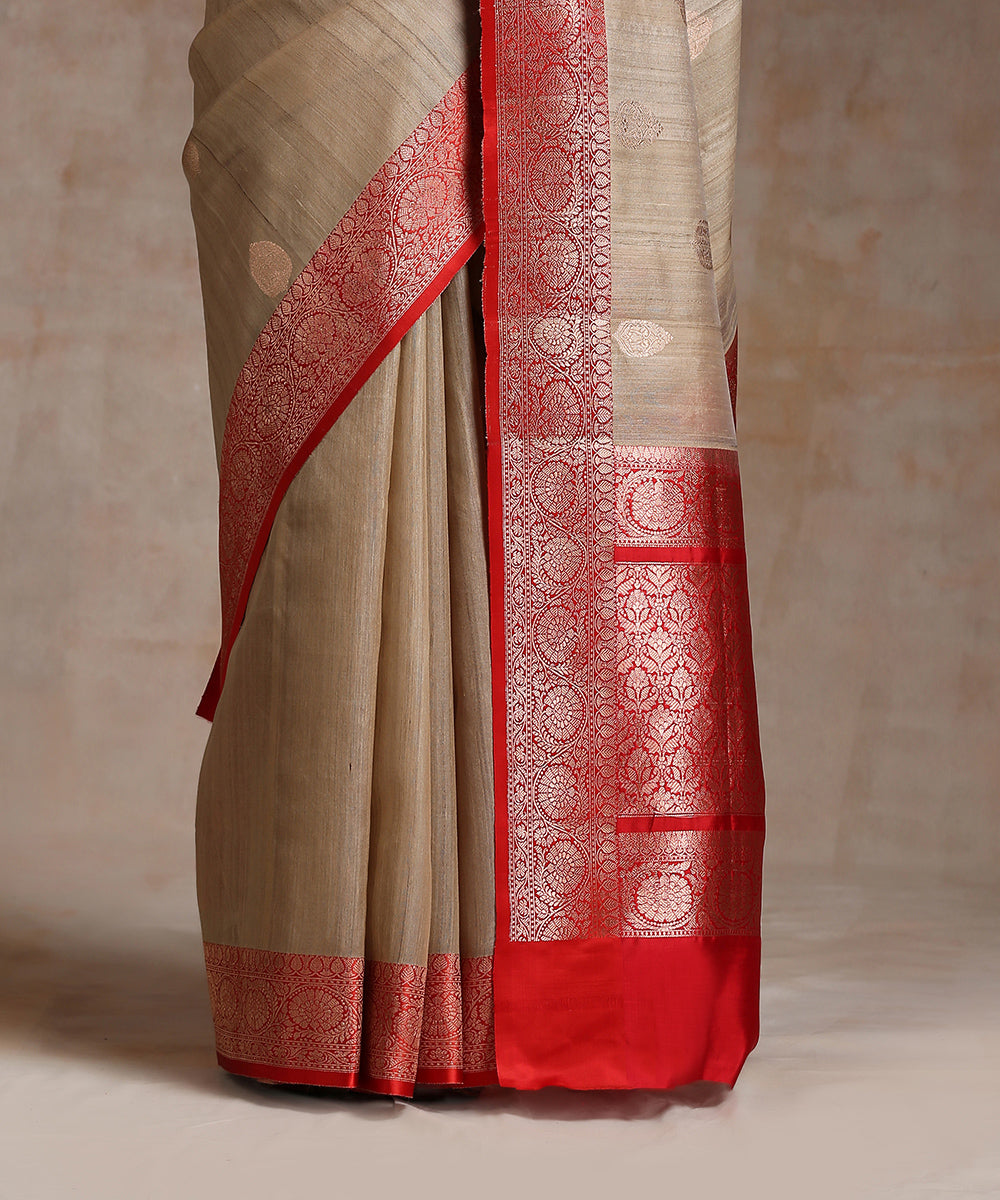 Handloom_Beige_Tussar_Silk_Banarasi_Saree_With_Kadhwa_Big_Booti_WeaverStory_04