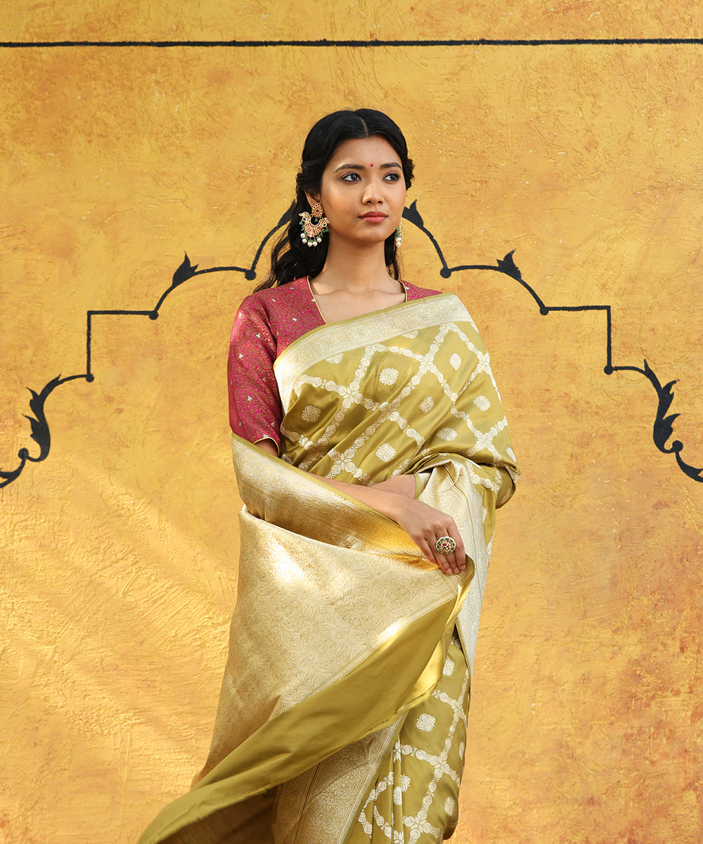 Handloom_Henna_Green_Pure_Katan_Silk_Banarasi_Saree_With_Zari_Jaal_WeaverStory_01