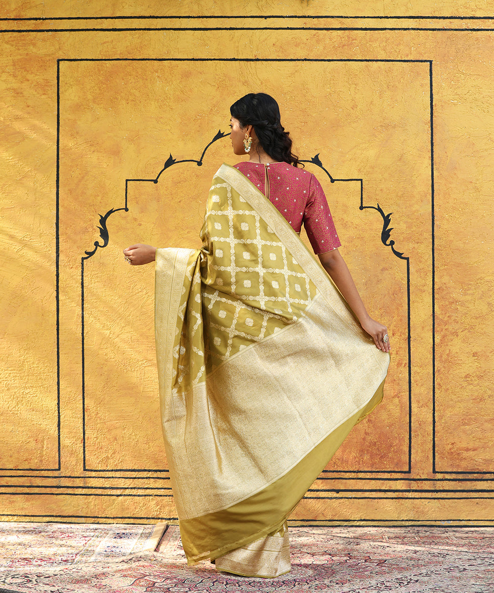 Handloom_Henna_Green_Pure_Katan_Silk_Banarasi_Saree_With_Zari_Jaal_WeaverStory_03