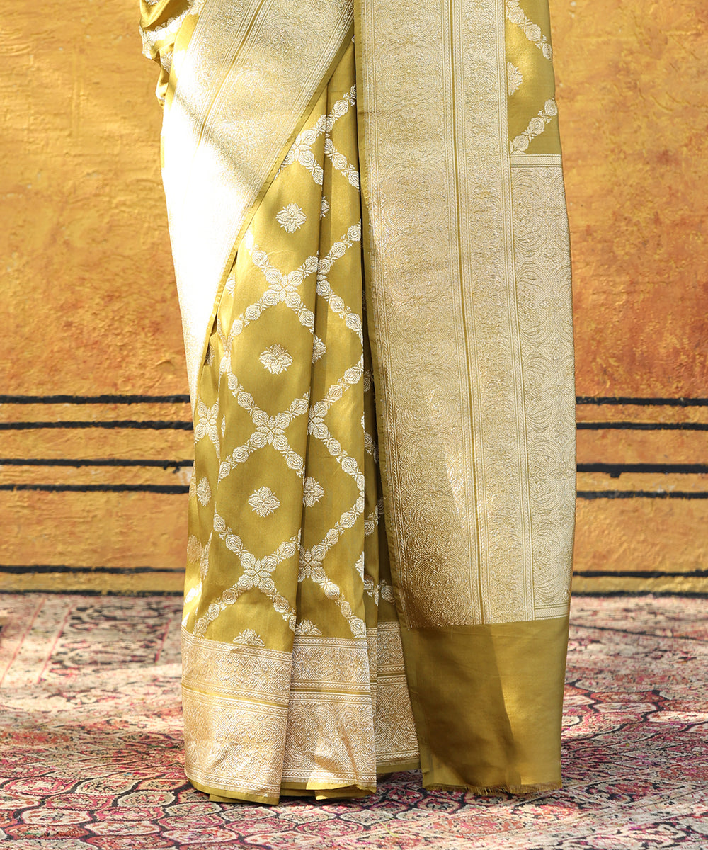 Handloom_Henna_Green_Pure_Katan_Silk_Banarasi_Saree_With_Zari_Jaal_WeaverStory_04
