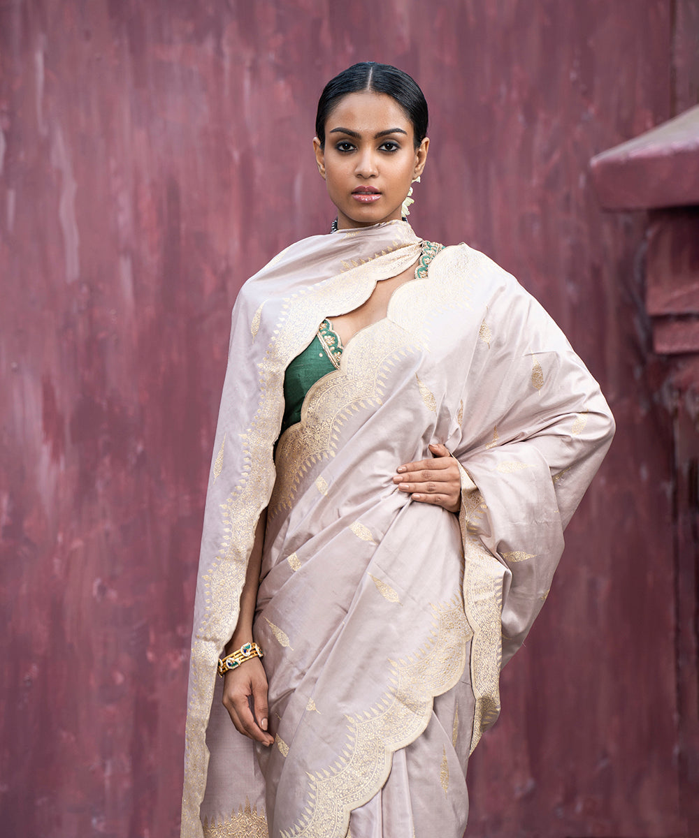 Dusky_Mauve_Handloom_Pure_Katan_Silk_Banarasi_Saree_With_Scalloped_Border_WeaverStory_01