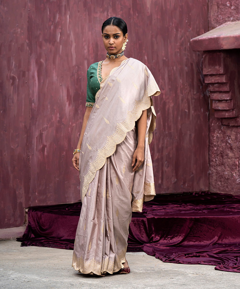 Dusky_Mauve_Handloom_Pure_Katan_Silk_Banarasi_Saree_With_Scalloped_Border_WeaverStory_03