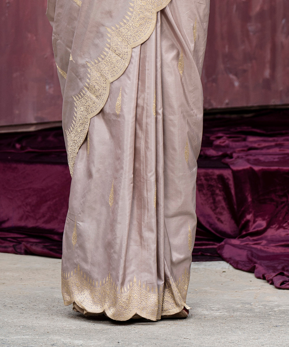 Dusky_Mauve_Handloom_Pure_Katan_Silk_Banarasi_Saree_With_Scalloped_Border_WeaverStory_04