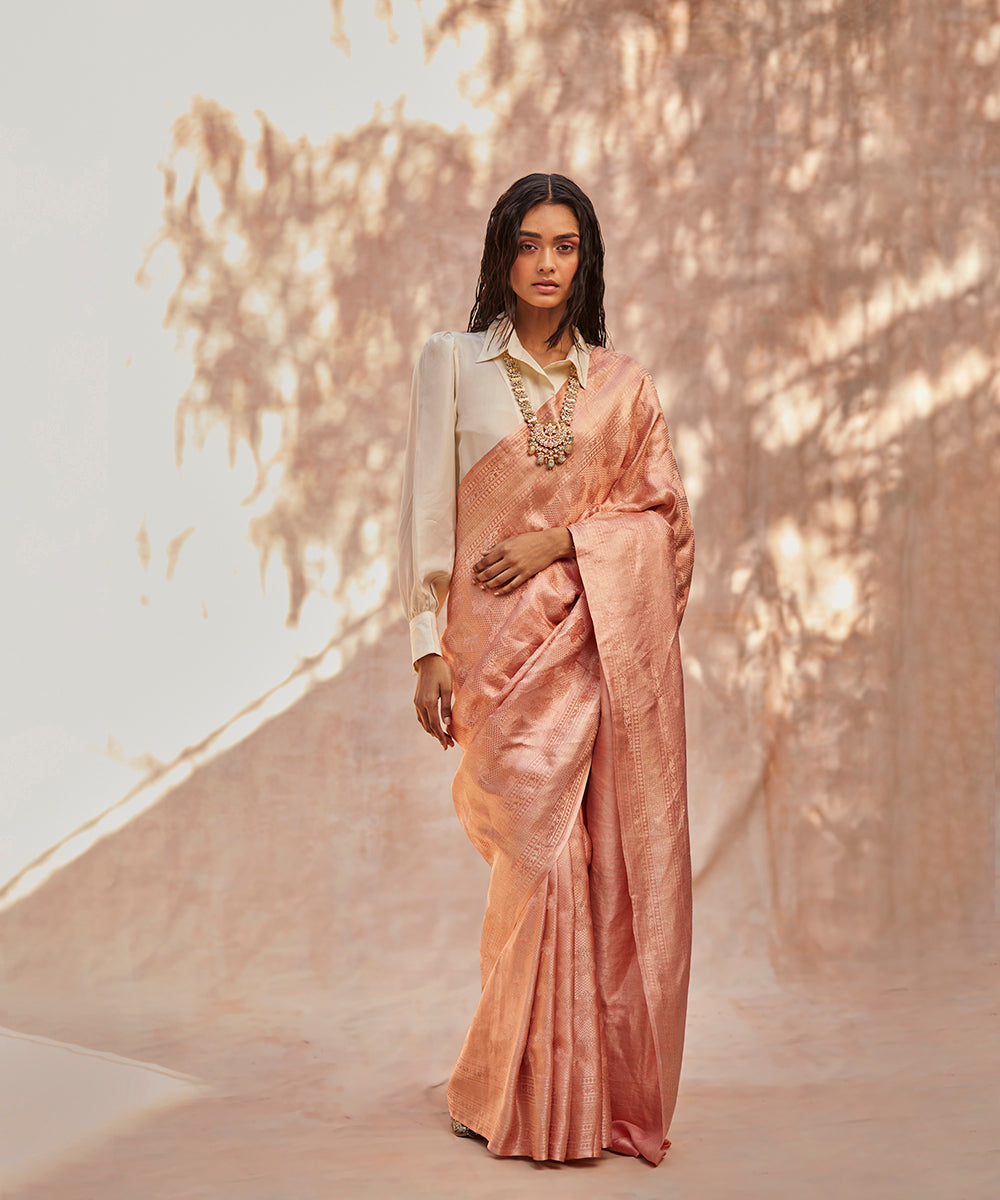 Peach_Handloom_Gajji_Silk_Tanchoi_Banarasi_Saree_With_Floral_Motifs_WeaverStory_02