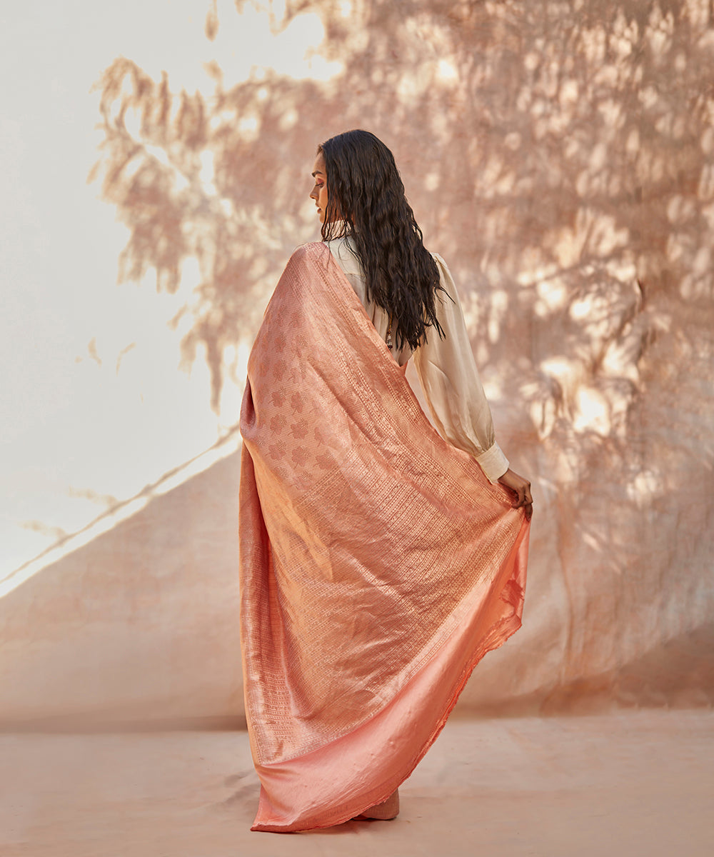 Peach_Handloom_Gajji_Silk_Tanchoi_Banarasi_Saree_With_Floral_Motifs_WeaverStory_03