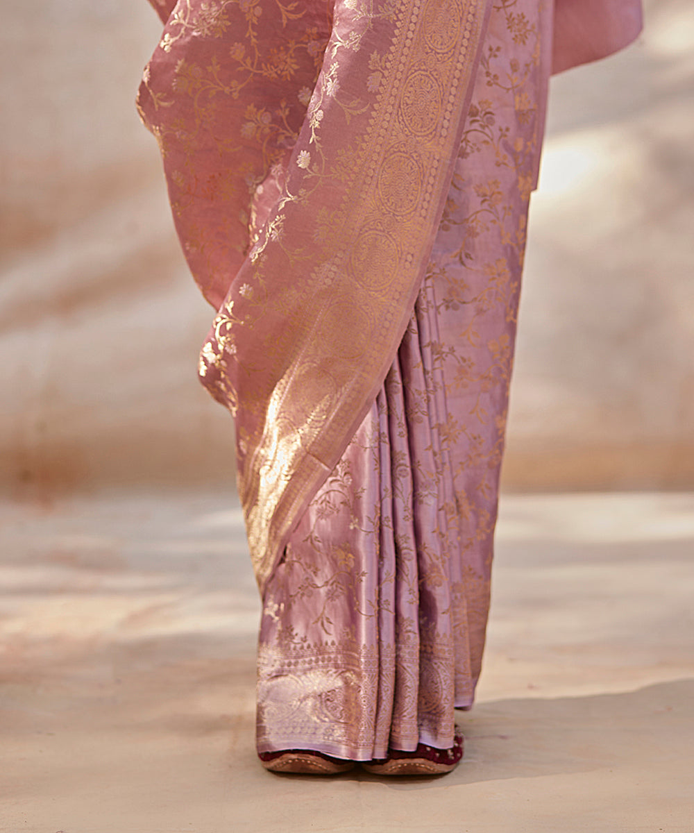 Handloom_Blush_Pink_Gajji_Silk_Tanchoi_Banarasi_Saree_With_Floral_Jaal_WeaverStory_04