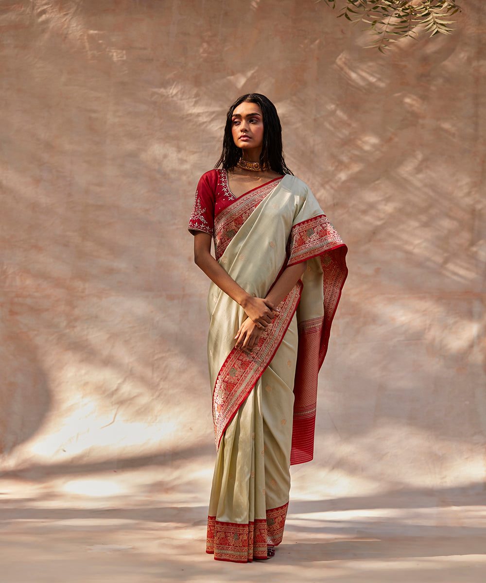 Cream_Handloom_Pure_Katan_Silk_Banarasi_Saree_With_Red_Meenakari_Border_And_Kadhwa_Booti_WeaverStory_02