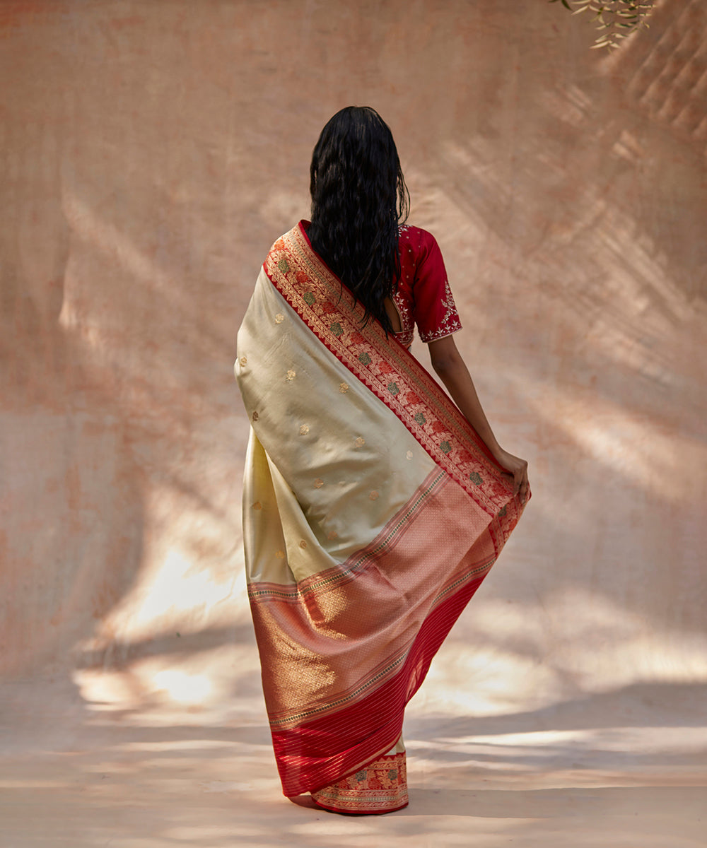 Cream_Handloom_Pure_Katan_Silk_Banarasi_Saree_With_Red_Meenakari_Border_And_Kadhwa_Booti_WeaverStory_03