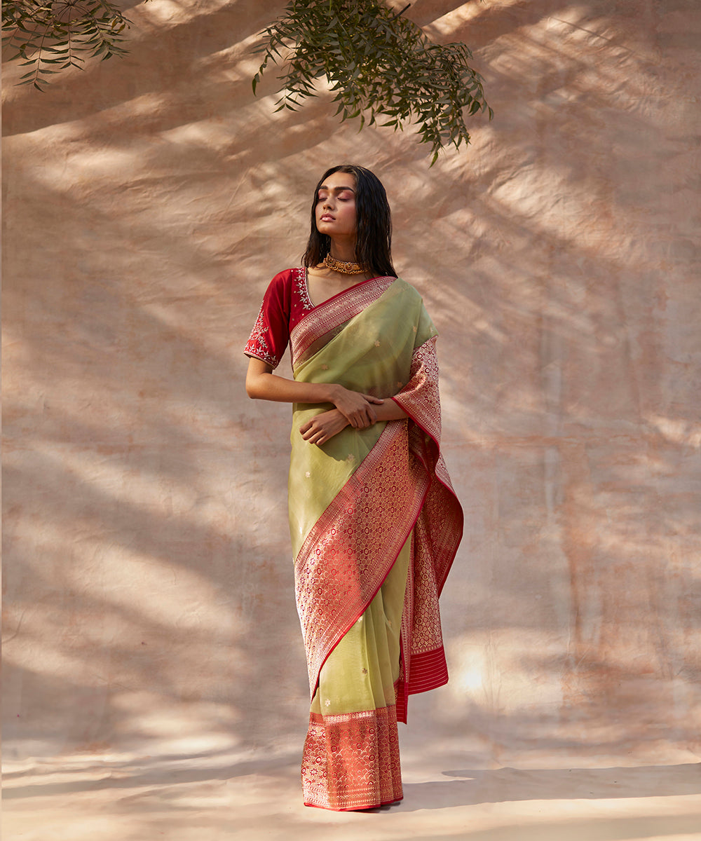 Handloom_Pastel_Green_Kora_Silk_Banarasi_Saree_With_Kadhwa_Booti_With_Maroon_Broad_Border_WeaverStory_02
