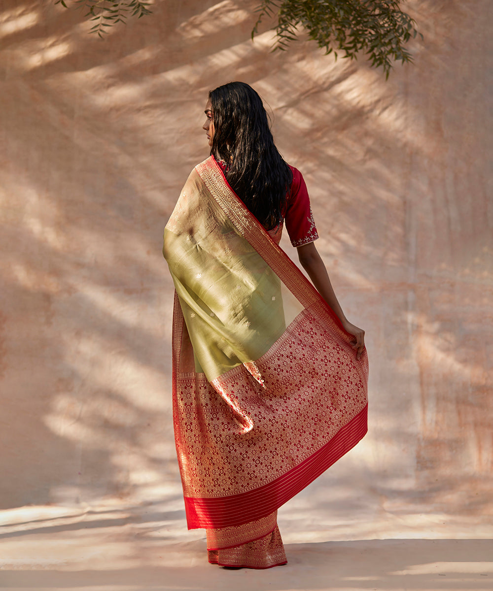 Handloom_Pastel_Green_Kora_Silk_Banarasi_Saree_With_Kadhwa_Booti_With_Maroon_Broad_Border_WeaverStory_03