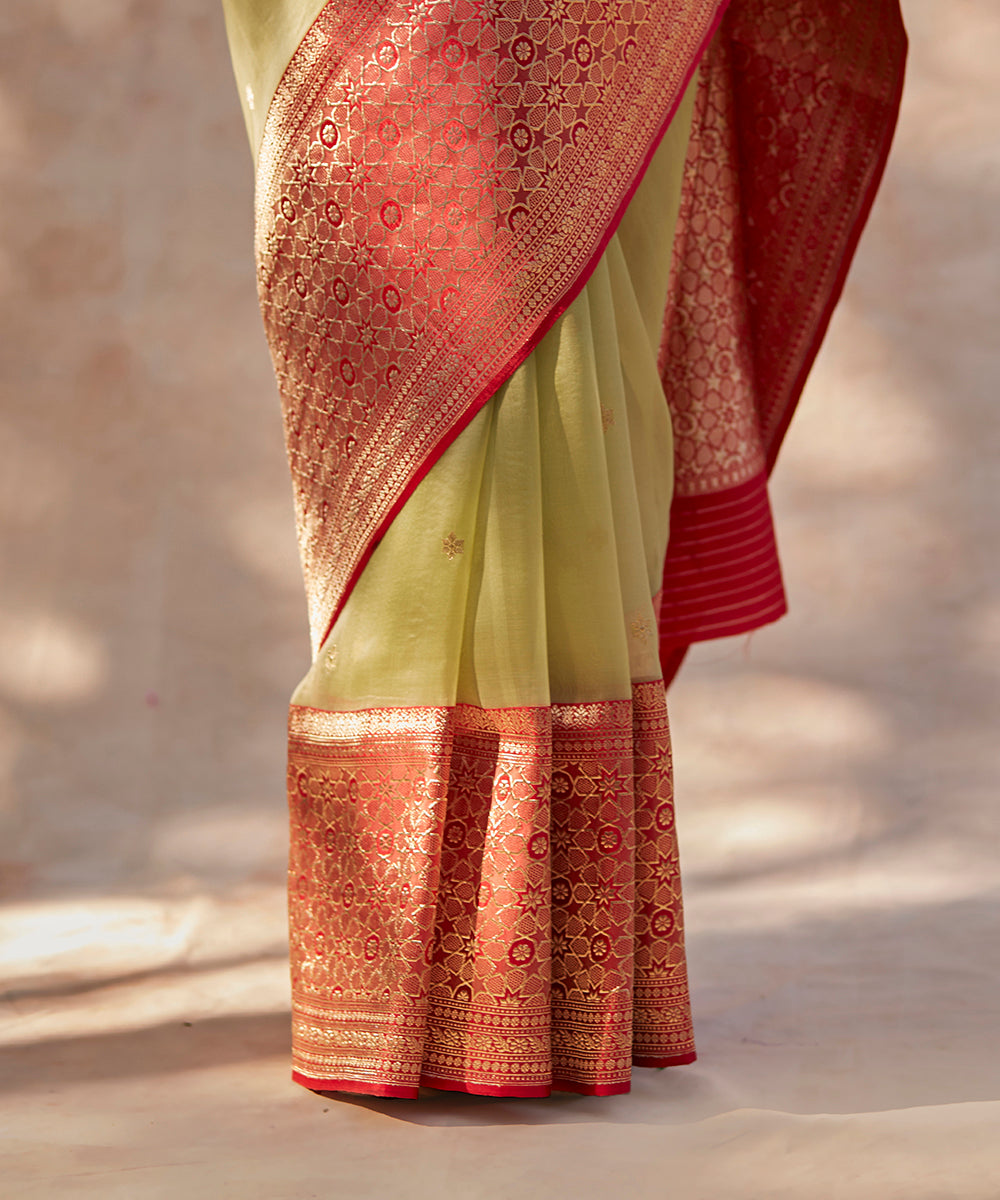 Handloom_Pastel_Green_Kora_Silk_Banarasi_Saree_With_Kadhwa_Booti_With_Maroon_Broad_Border_WeaverStory_04