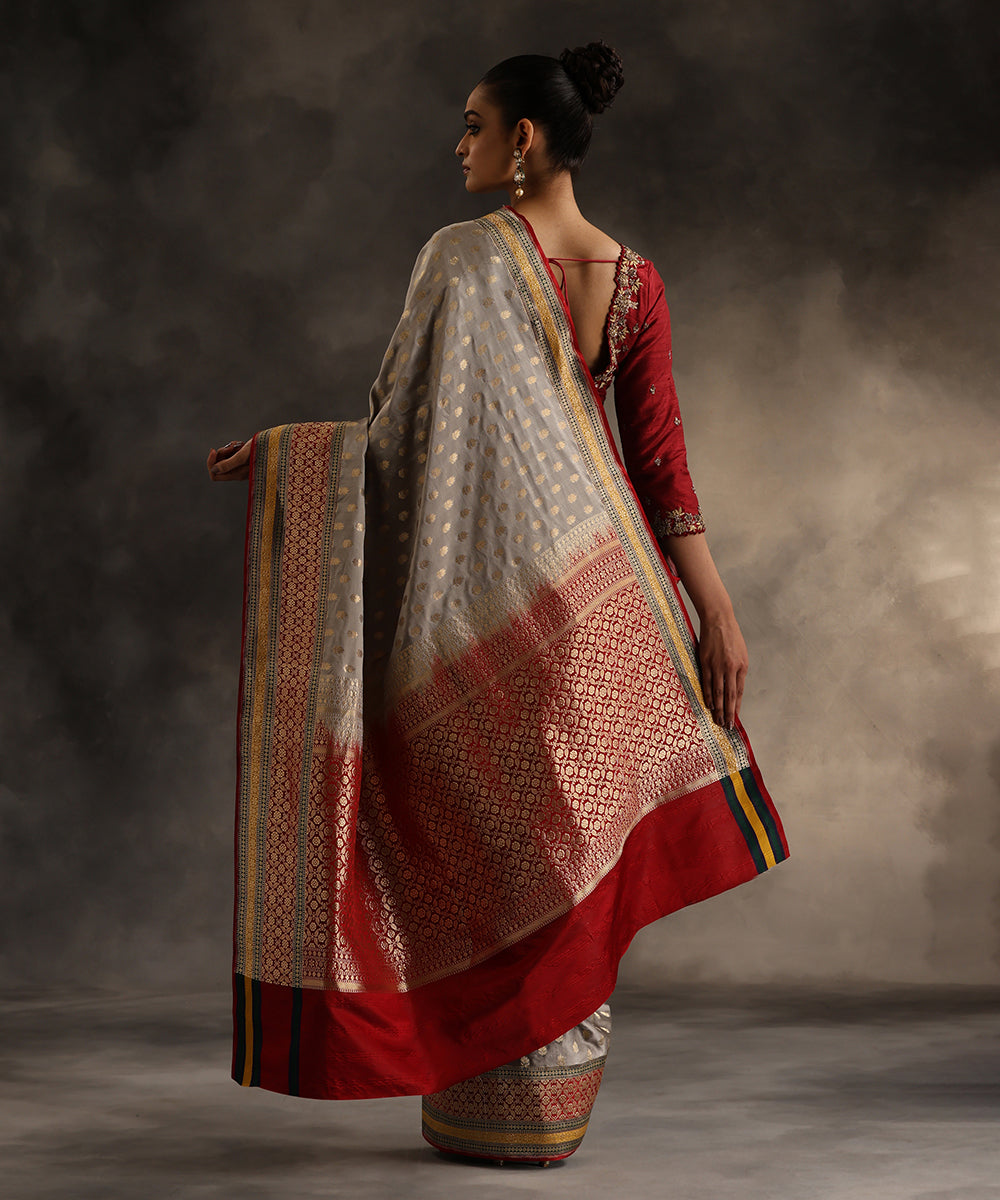 Pastel_Grey_Handloom_Pure_Gajji_Silk_Banarasi_Saree_With_Kadhwa_Booti_WeaverStory_03